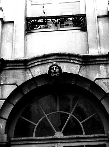 Elévation sur cour, côté sud, partie inférieure, porte au centre, mascaron.