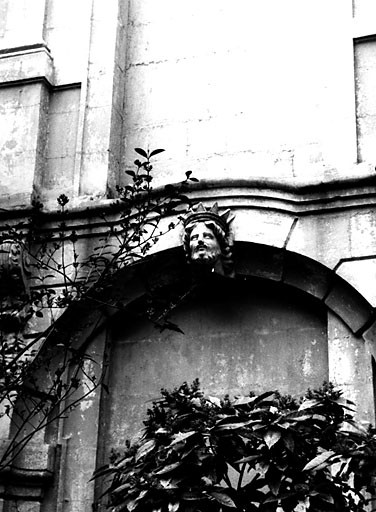 Elévation sur cour, aile ouest, partie inférieure, fenêtre centrale, mascaron.