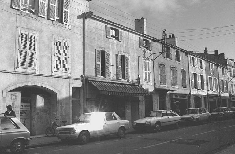 Elévation sur rue des communs.