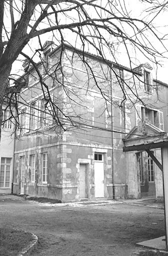 Cour au nord de la chapelle, corps de bâtiment sud-est, élévations nord et ouest.
