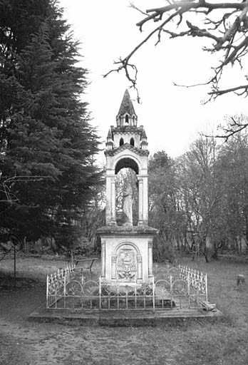 Jardin, monument à sainte Estelle, vue latérale..