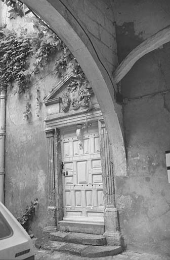 Corps de bâtiment principal, élévation latérale sud, porte avec les armoiries des Durand de la Vaux Martin.
