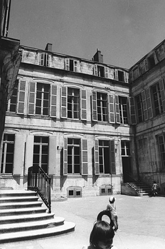 Corps de bâtiment central, élévation sud sur cour. Etat de 1981.