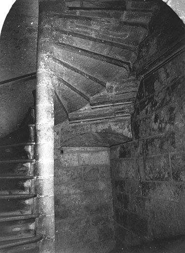 Intérieur, partie basse de l'escalier.