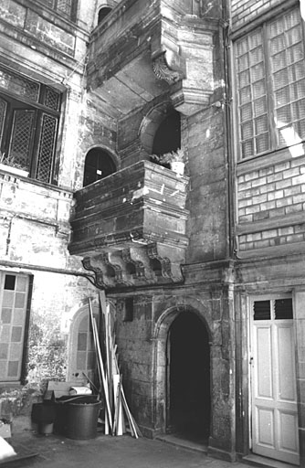 Angle sud-ouest de la cour, élévation de l'escalier, partie inférieure.