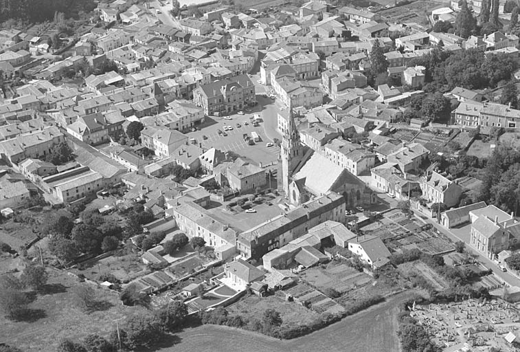 Vue aérienne : église et centre du village vus du nord est.