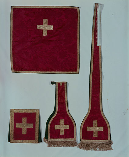 Chasuble, étole, manipule, voile de calice, bourse de corporal