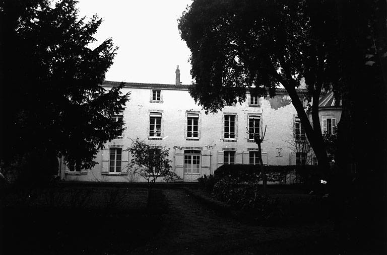 Corps de logis, élévation ouest sur le jardin.