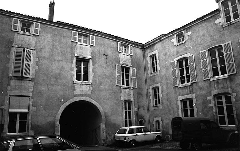 Corps de bâtiment est, élévation ouest sur cour. Escalier intérieur.