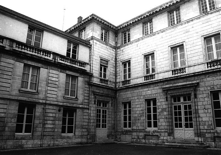 Corps de bâtiment ouest et aile sud, élévations sur la cour.