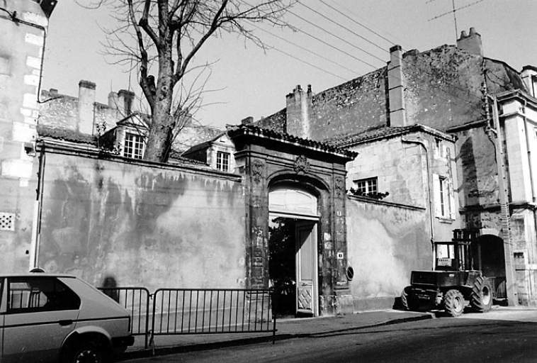 Elévation sur rue avec portail.