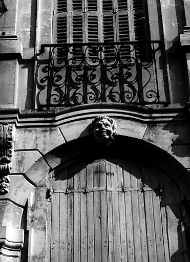Elévation antérieure, 4e travée depuis la gauche, mascarons.