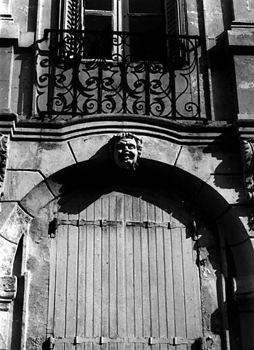 Elévation antérieure, 2e travée depuis la gauche, mascarons.