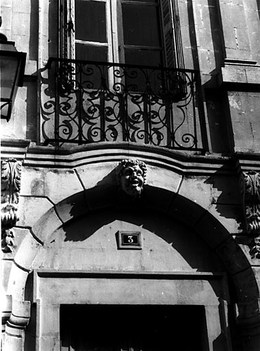 Elévation antérieure, 1ère travée à gauche, mascarons.