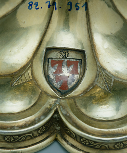 Détail du pied : blason abbatial.