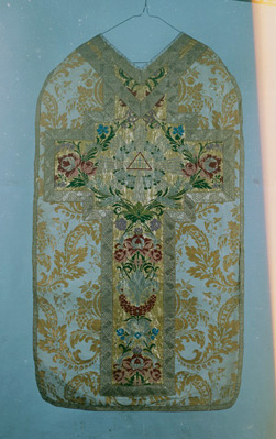 Chasuble, étole, manipule, bourse de corporal, voile de calice (ornement blanc)