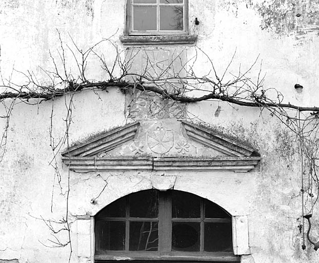 Corps de logis, élévation est, détail du fronton de la porte.