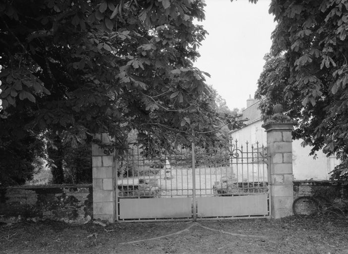 Portail sur la cour.