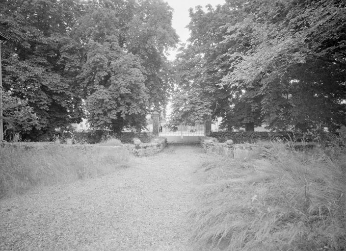 Portail côté cour.