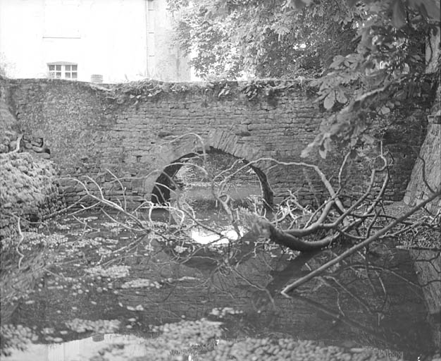 Douves, pont d'entrée vu du sud.