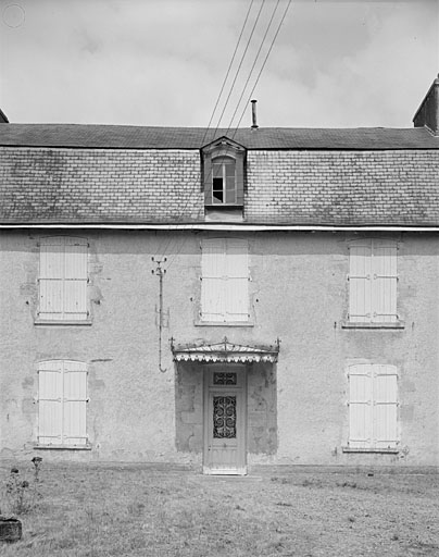 Logis, élévation sud, travée centrale.