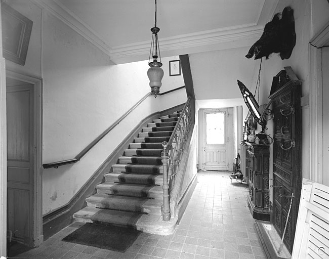Logis, rez-de-chaussée, escalier.