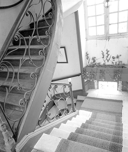 Logis, étage, escalier.