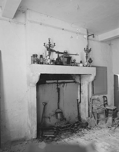 Logis, rez-de-chaussée, cuisine ouest, cheminée.
