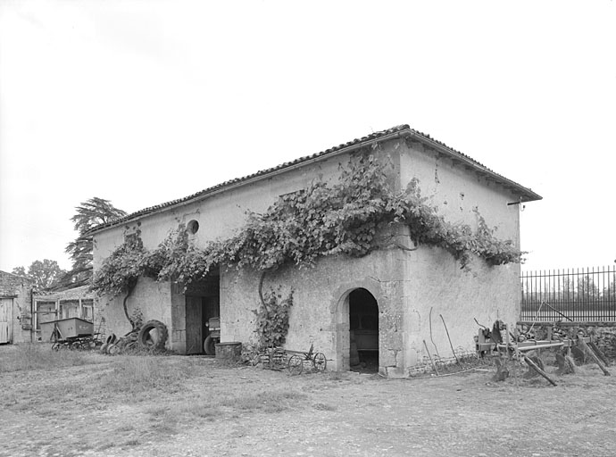 Métairie, dépendances nord-est, hangar, élévation ouest.