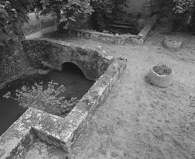Douves, pont d'entrée vu du nord.