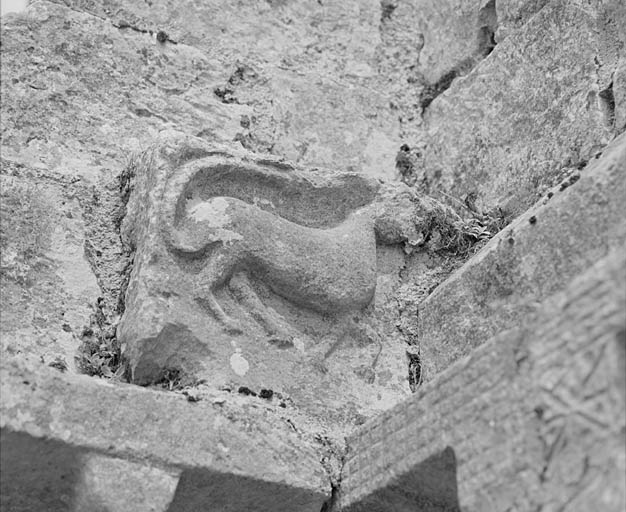 Façade, relief sculpté sur le contrefort gauche.