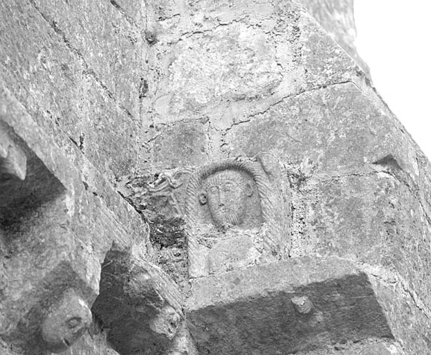 Façade, relief sculpté sur le contrefort de droite.