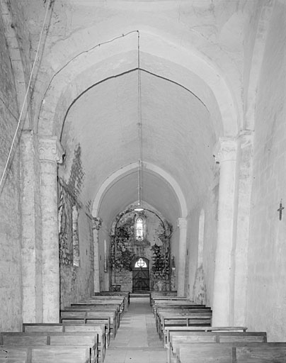 Intérieur vu vers l'entrée.