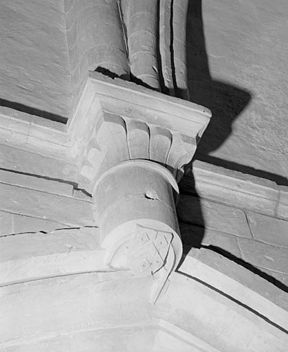 Nef, mur droit, chapiteau au dessus de l'entrée de la chapelle.