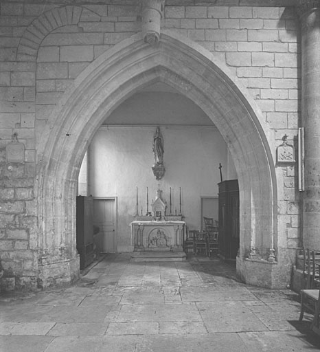 Entrée de la chapelle au sud.