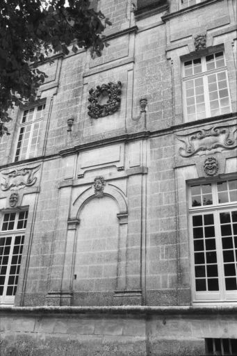 Détail de la façade sud du pavillon carré du château de Bourg-Charente, où figurent des éléments de décor identiques à ceux de la Fond.