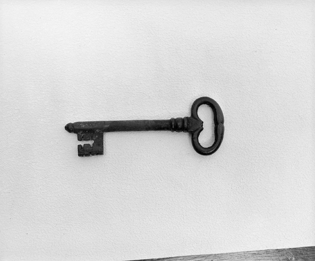 Détail de la clef du battant supérieur gauche.