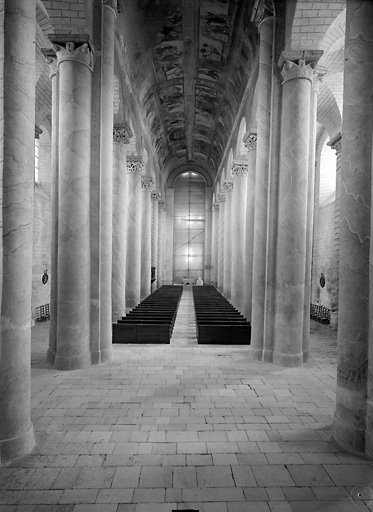 Eglise, nef, vue de l'entrée vers le choeur.