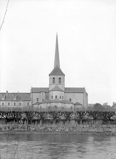 Eglise, chevet vu de la rive droite de la Gartempe.