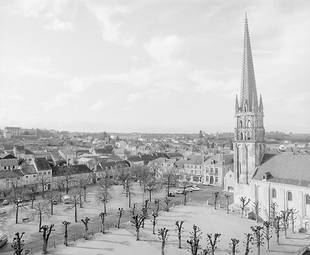 Eglise, clocher porche vu du logis de l'abbé.