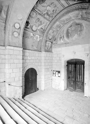 Eglise, porche, vue d'ensemble depuis l'angle sud ouest.