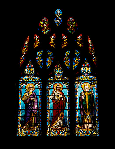 Verrière à personnages (maîtresse-vitre) : Sacré-Coeur, saint Pierre, saint Ausone
