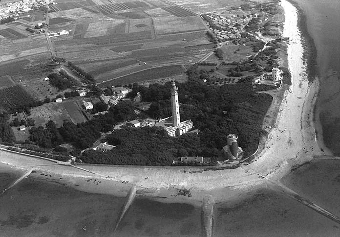 Ancien et nouveau phares, vue aérienne depuis le nord.