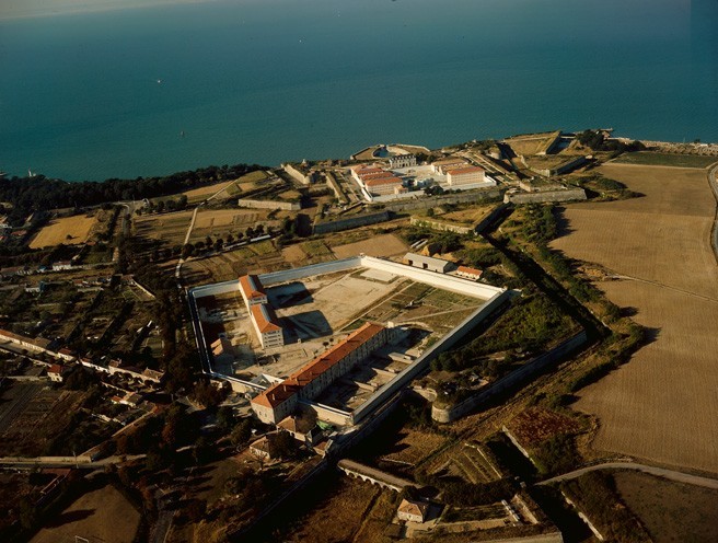 Caserne, tours et citadelle, vue aérienne sud.