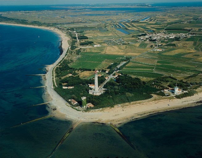 Ancien et nouveau phare, vue aérienne ouest.