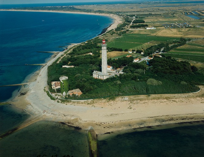 Ancien et nouveau phare, vue aérienne ouest.