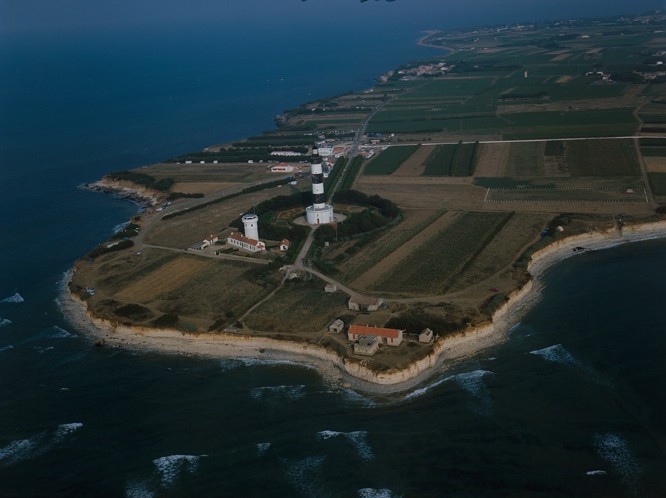 Phare et sémaphore, vue aérienne ouest.