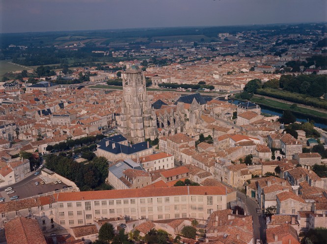 Église Saint-Pierre (ancienne cathédrale) et son cloître