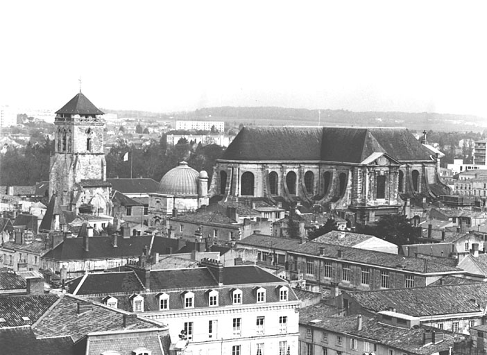 Vue générale sud-est, prise depuis le clocher de l'église Saint Sauveur.