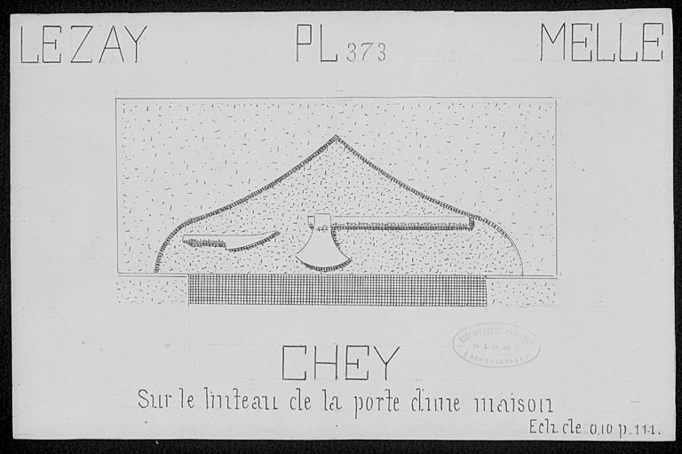 Enseigne de taillandier sculptée sur le linteau d'une porte.
